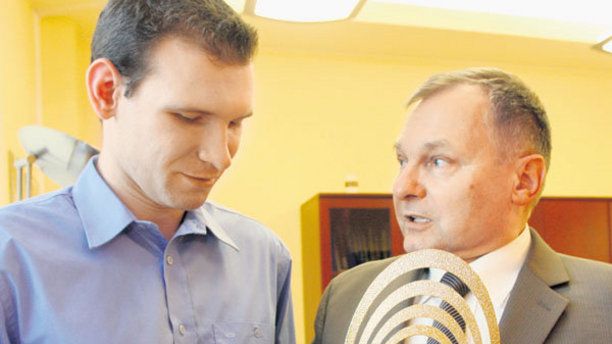 Mgr inż. Damian Krzesimowski i prof. Andrzej Napieralski