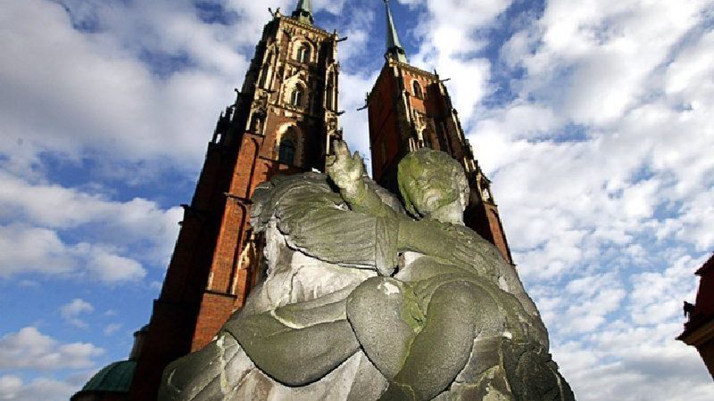 Nie wiadomo, kto zniszczył figurę Matki Boskiej Niepokalanej, która stoi przed wrocławską Katedrą