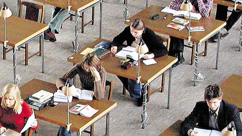 Studia licencjackie powinny trwać co najmniej 6 semestrów