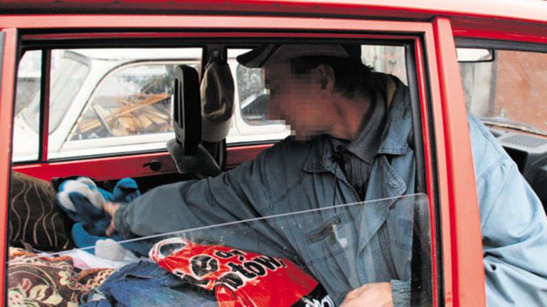 Bezdomny łodzianin twierdzi, że nadal nocuje w samochodzie, bo u mamy nie ma miejsca