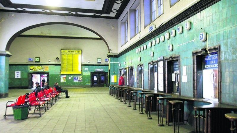 Na dworcu w Legnicy czynnych kas także będzie mniej