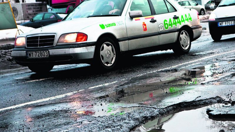 Jezdnia ul. Emilii Plater to już katastrofa. Ale nikt w ratuszu nie wie, kiedy zacznie się remont