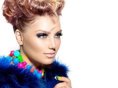 Nowy i gorący trend - naszyjniki noszone na płaszczach