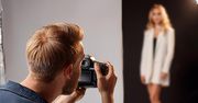 Poddawali się za fotografów i wykonywali małoletnim dziewczętom zdjęcia o charakterze  pornograficznym.
