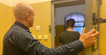 Zakaz zbliżania się oraz zarzut uszkodzenia ciała usłyszy bezrobotny 25-latek, który po awanturze uderzył matkę młotkiem.