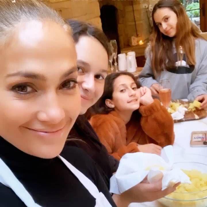 Jennifer Lopez z rodziną buszują w kuchni podczas święta dziękczynienia