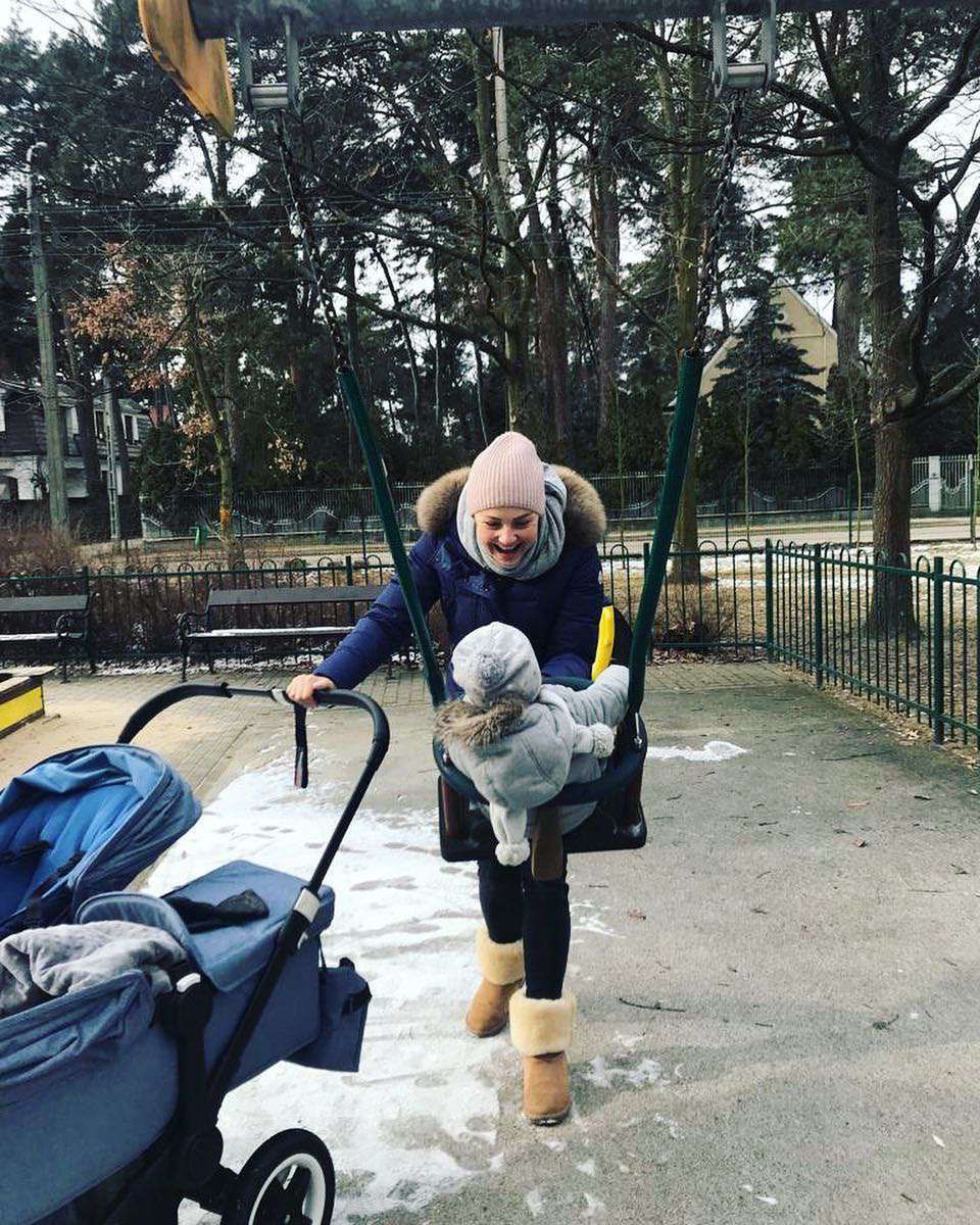 Małgorzata Socha z synkiem na spacerze