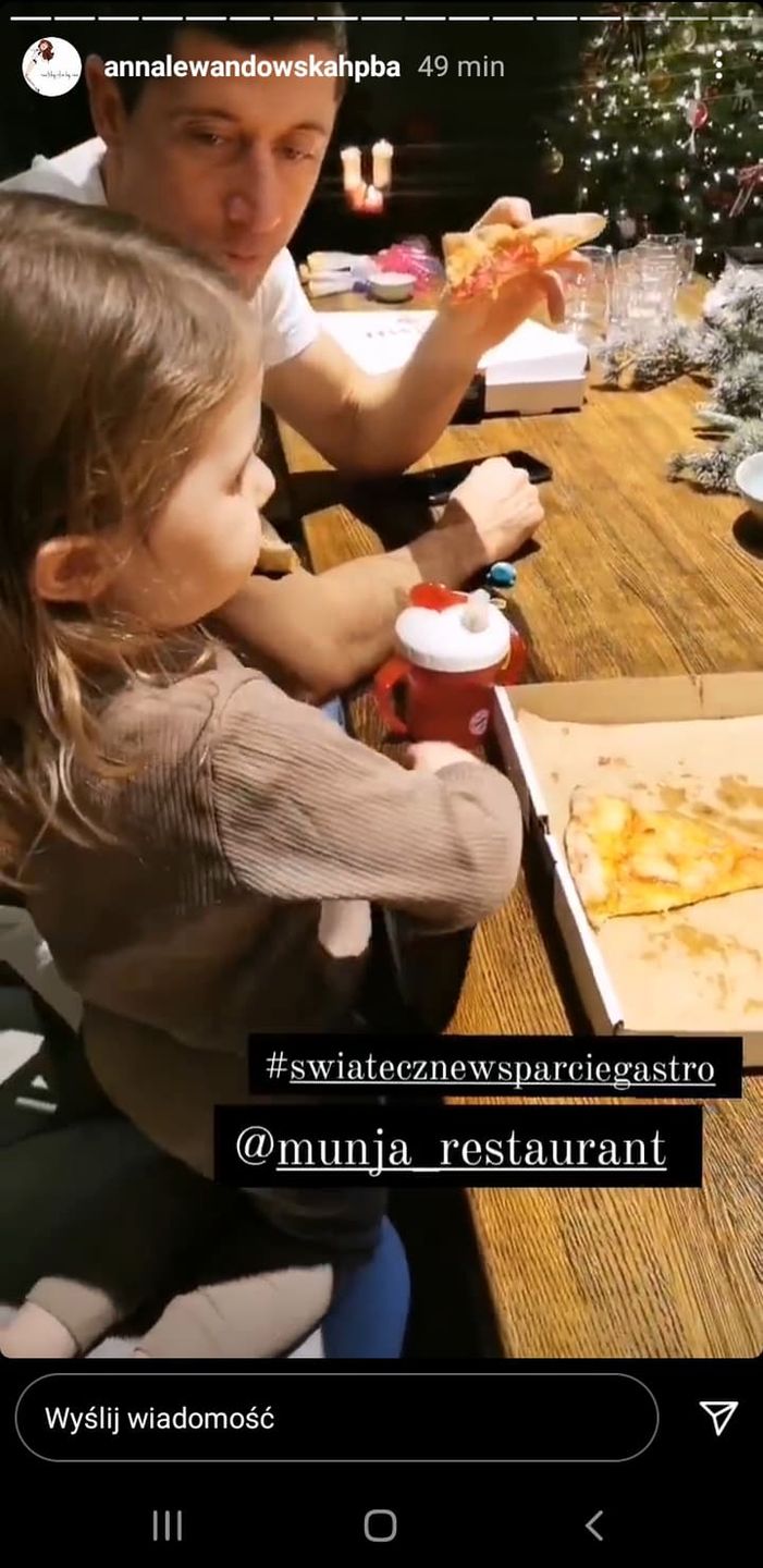 Robert Lewandowski i Klara zajadają pizzę