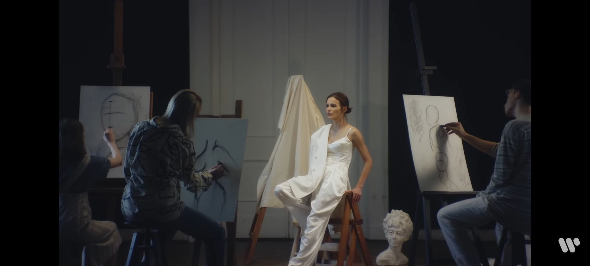 Natalia Szroeder w piosence Powinnam?