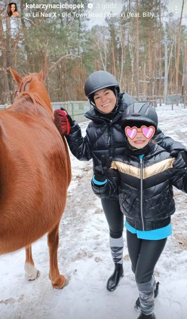 Kasia Cichopek z córką na koniach