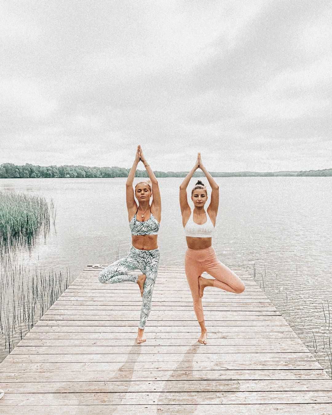 Anna Skura i Julia Wieniawa ćwiczą jogę