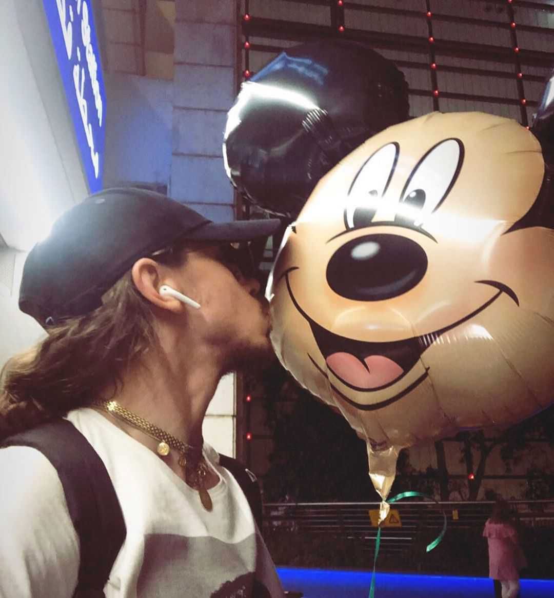 Michał Szpak całuje balon z Myszką Miki