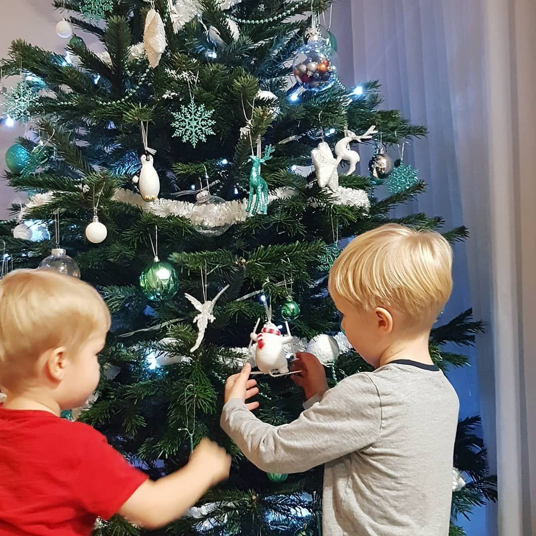 synowie Marcina Mroczka dekorują choinkę