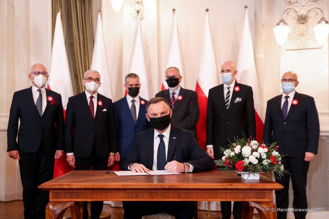Prezydent Andrzej Duda zaczął nosić bransoletki