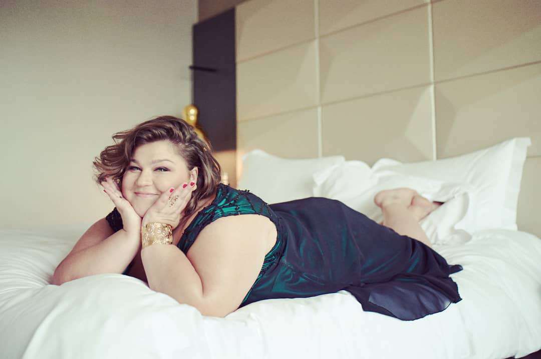 Dominika Gwit w łóżku