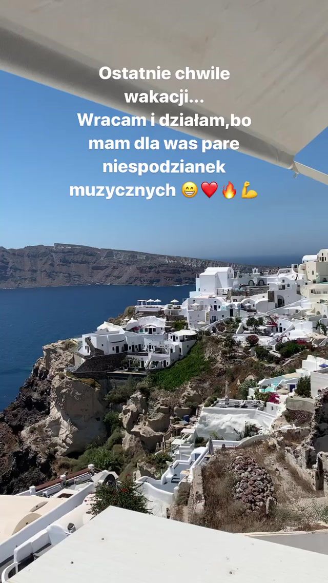 Kamil Bednarek na Santorini z ukochaną