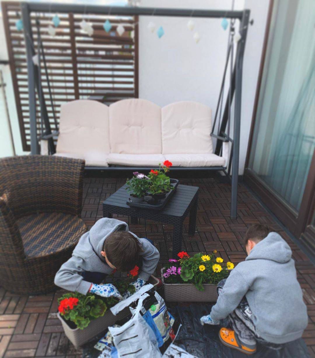 Aneta Zając - jej synowie sadzą kwiaty