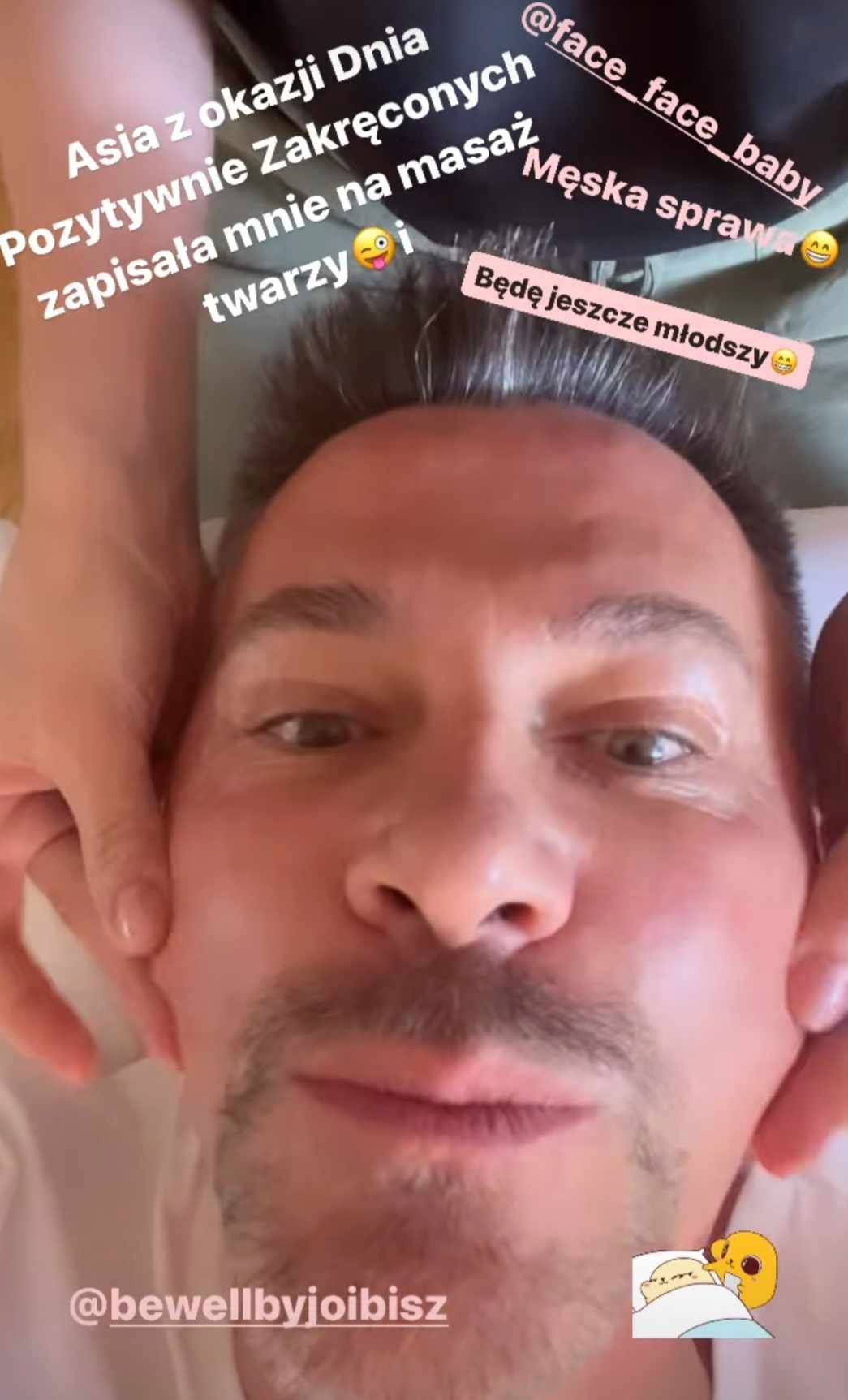 Krzysztof Ibisz na masażu twarzy