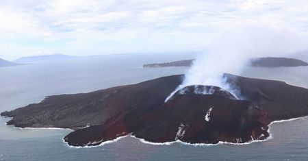 Wulkan Anak Krakatau wybucha ponownie, władze wprowadzają alarm