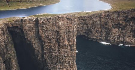 Zjawiskowe jezioro położone nad oceanem. Photoshop czy naturalne piękno natury?