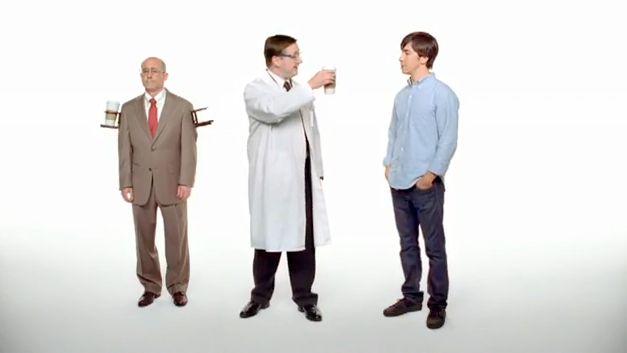 Uchwyt na kawę szczytem innowacji - nowa reklama Apple 1