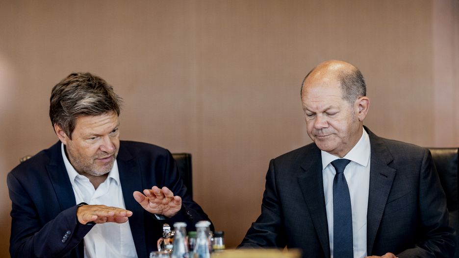 BERLIN, GERMANY - JULY 01: (L-R) Robert Habeck, German Minister for Economy and Climate Protection and Vice Chancellor, and Federal Chancellor Olaf Scholz (SPD) are pictured during the weekly meeting of the cabinet on July 01, 2022 in Berlin, Germany. (Photo by Florian Gaertner/Photothek via Getty Images)