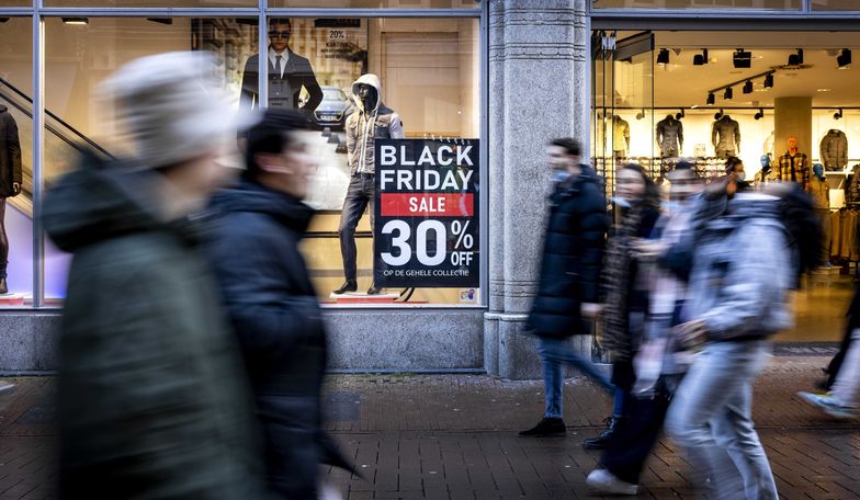 epa09596119 Shops stunt with prices in the run-up to Black Friday in Amsterdam, Netherlands, 21 Novemeber 2021. Black Friday originated in the United States and is considered the start of the Christmas shopping season.  EPA/Ramon van Flymen Dostawca: PAP/EPA.