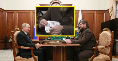 Przyniósł to na spotkanie z Putinem. "Litery widać z kosmosu"
