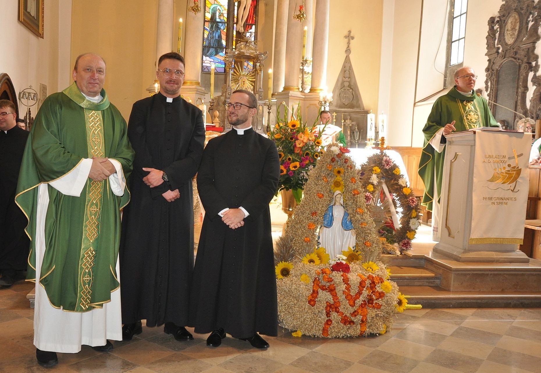 Podczas mszy przedstawiono nowych księży. 