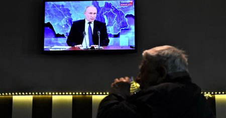 Suwernet w telefonie, walka z "nazizmem" w TV. Rosjanie żyją w świecie bez wojny