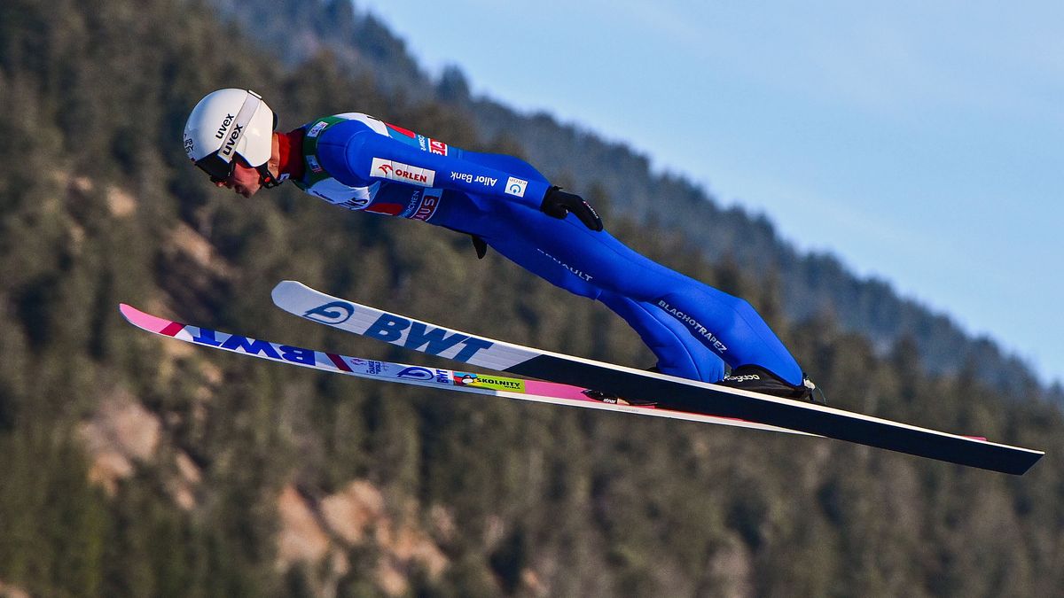 Piotr Zyla of Poland in action during a trial round of the second stage of the 71st Four Hills Ski Jumping Tournament in Garmisch Partenkirchen, Germany, 01 January 2023. EPA/CHRISTIAN BRUNA Dostawca: PAP/EPA.