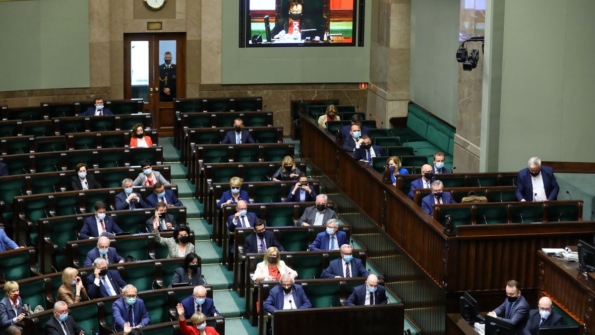 Warszawa, 20.05.2021. Posłowie na sali obrad Sejmu w Warszawie, 20 bm. Posłowie zajmują się m.in. pierwszym czytaniem prezydenckiego projektu ustawy nowelizującej Kodeks cywilny. W wieczornym bloku głosowań mają głosować nad wyborem uzupełniającym sędziego do Krajowej Rady Sądownictwa. (aldg) PAP/Rafał Guz