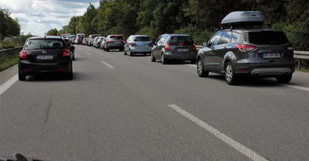 Reguła prawej dłoni. Wielu kierowców jej nie zna, a jest obowiązkowa