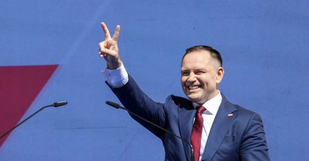 Zbadali wyniki. Ekspert: Więcej błędów na niekorzyść Nawrockiego