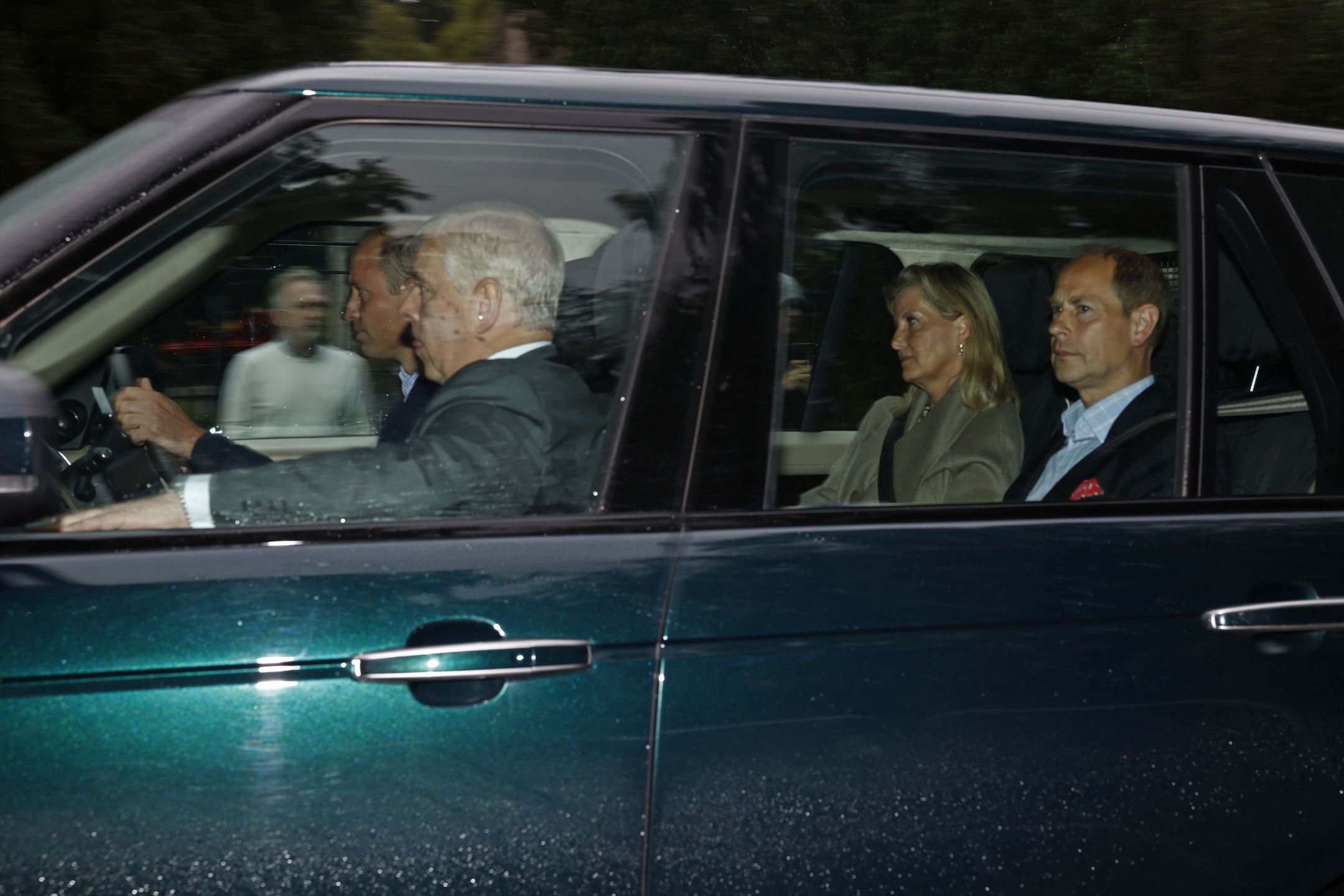 Książę William, książę Andrzej, książę Edward i Zofia przybywają do Balmoral.