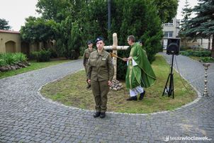 Włocławek uczcił pamięć ofiar Wołynia. Msza, modlitwa i poświęcenie krzyża [zdjęcia]