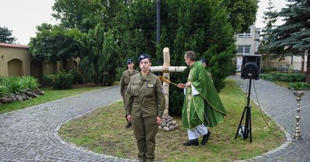 Włocławek uczcił pamięć ofiar Wołynia. Msza, modlitwa i poświęcenie krzyża [zdjęcia]