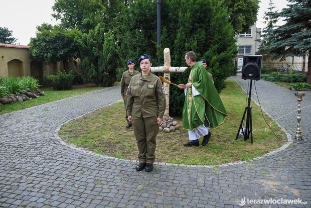 Włocławek uczcił pamięć ofiar Wołynia. Msza, modlitwa i poświęcenie krzyża [zdjęcia]