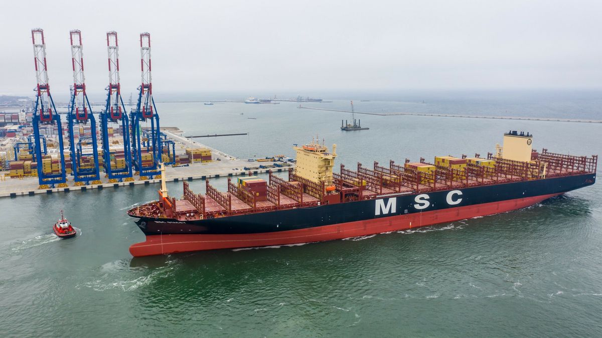  Gdansk Baltic Hub - gdanski terminal kontenerowy. Kontenerowiec MSC STACEY przy nowowybudowawnym nabrzezu T3.