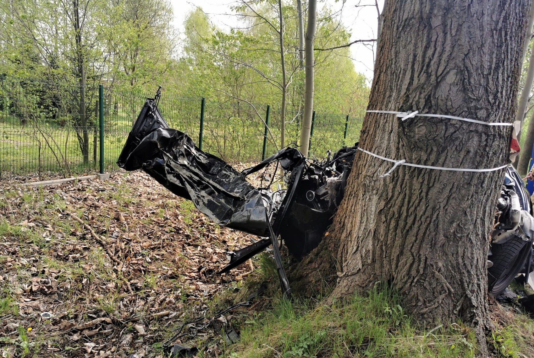Śmiertelny wypadek w Mikołowie. Nie żyje kierowca BMW, który rozbił auto o drzewo. fot. KPP Mikołów