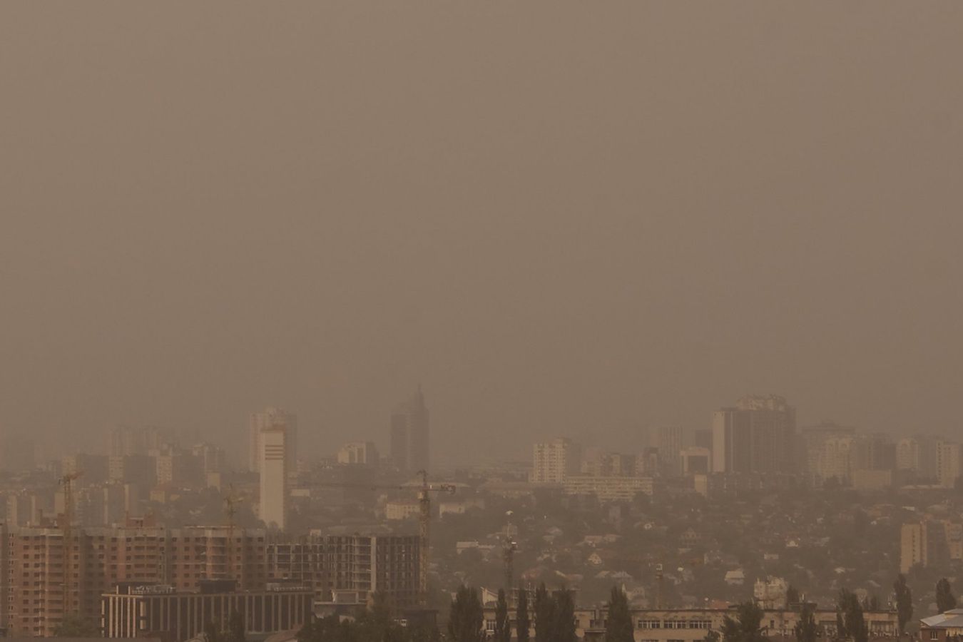 Ciemności spowiły miasto. Burza piaskowa nad Kijowem