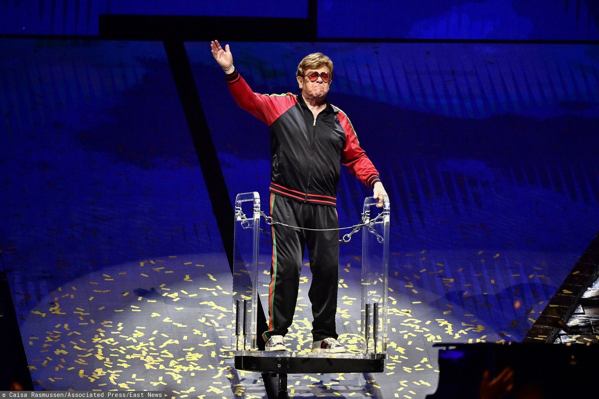 8 lipca 2023 roku Tele2 Arena Sztokholm. Elton John na balkoniku po raz ostatni "schodzi" ze sceny
