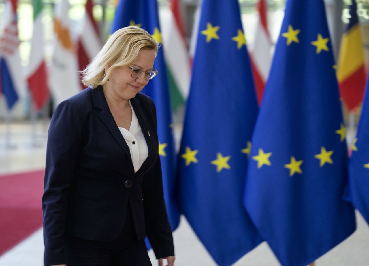 Minister grozi palcem firmie. Ta jednak stosuje przepisy ustawy z jej resortu