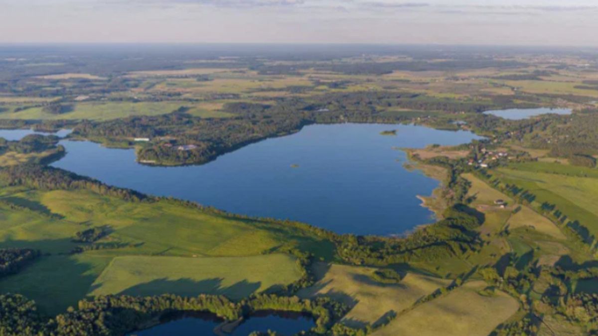 Mazurska działka rolno-budowlana została wystawiona na sprzedaż - astronomiczna kwota