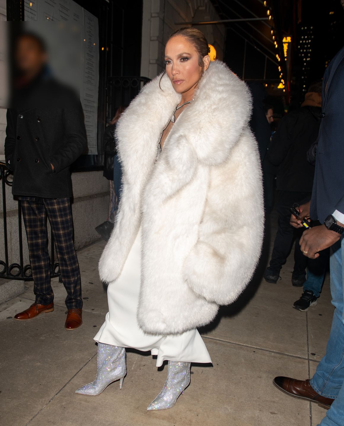 Jennifer Lopez w gigantycznym futrze paraduje po Nowym Jorku