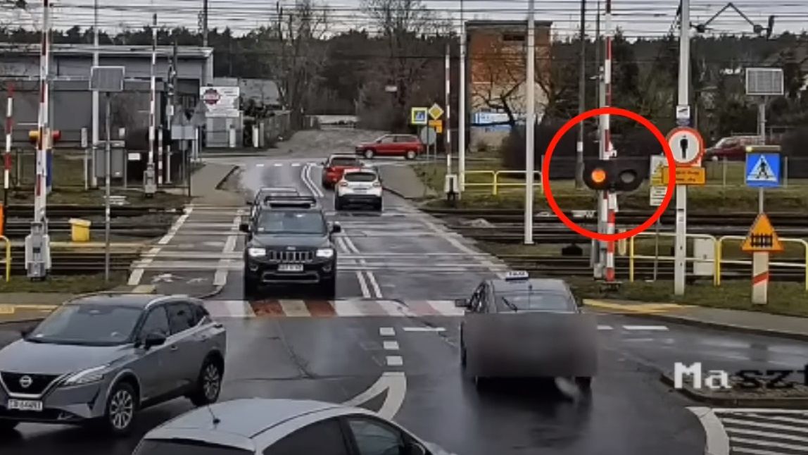 Czerwone światło poprzedza opuszczenie zapór, ale nie można już za nie wjeżdżać