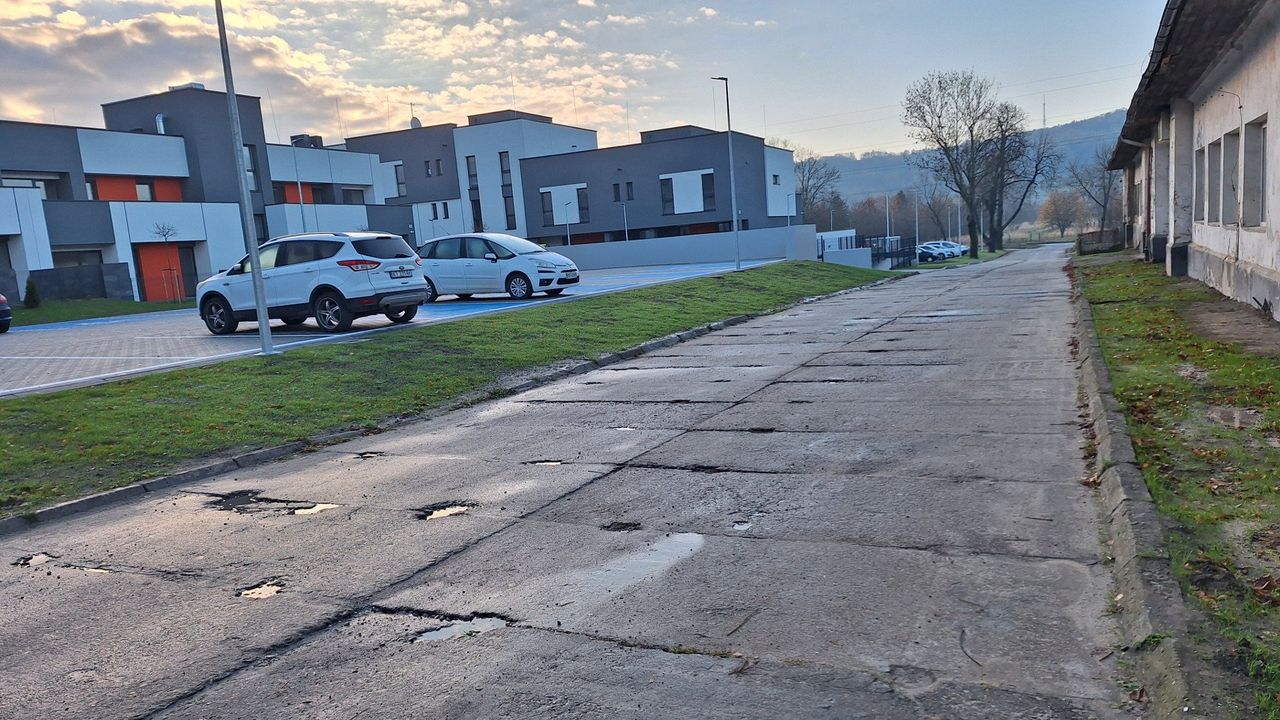 Tarnów: Nowe, reprezentacyjne osiedle w Tarnowie i... stara, dziurawa droga z płyt betonowych. Ulica Błotna wreszcie może zyskać nowy wygląd