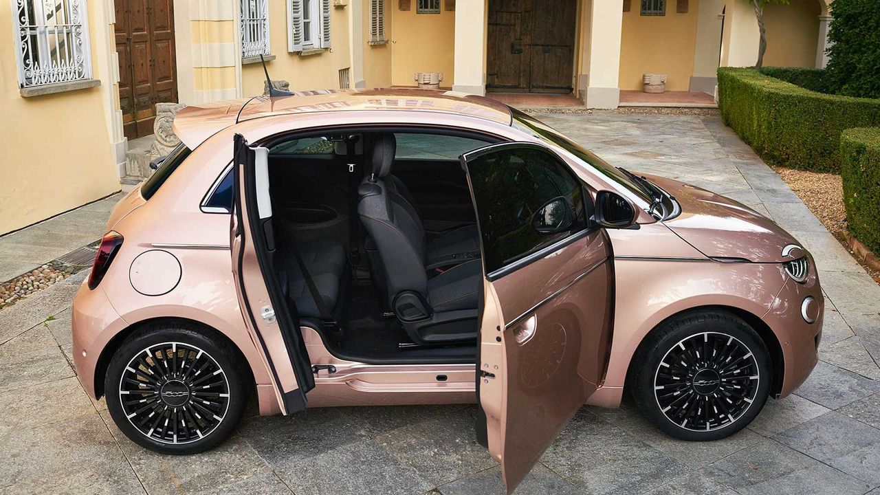 Elektryczny Fiat 500 stał się bardziej praktyczny.