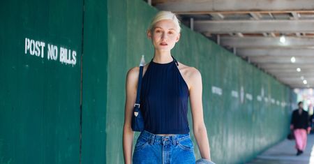 Mom jeans to najmodniejszy model w tym sezonie. Jak nosić dżinsy z wysokim stanem?