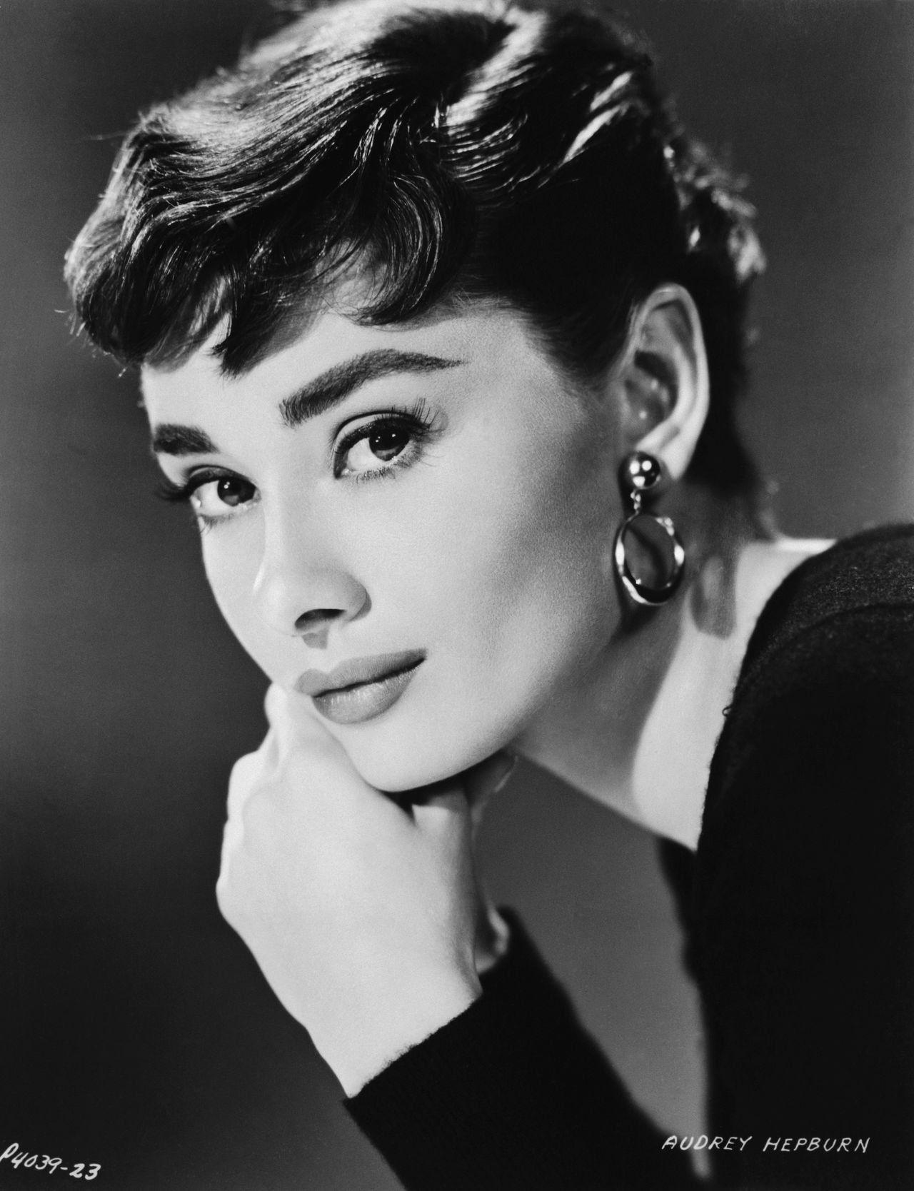 Audrey Hepburn w fryzurze "pixie cut" 